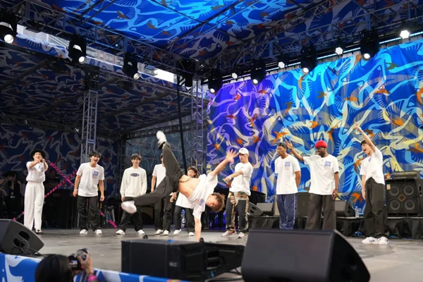 街舞表演现场照片.png