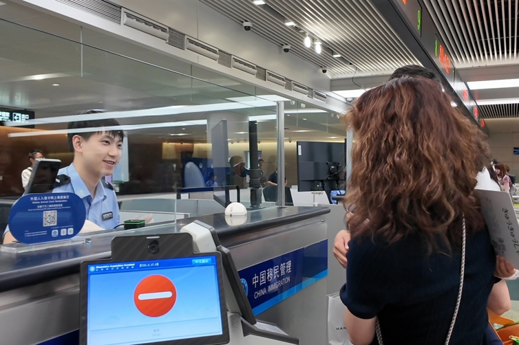 夏季繁忙期輸送に入り、虹橋国際空港の出入国旅客数が21万人を超え