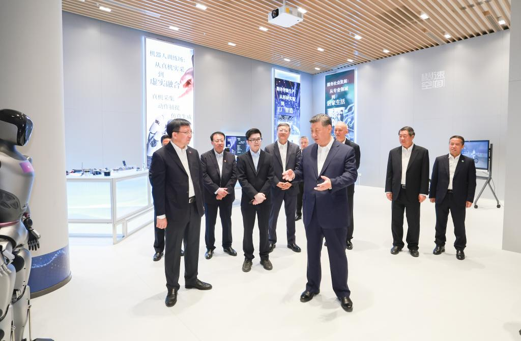 29日、上海市徐匯区にある上海「模速空間」大模型創新生態社区（Shanghai Foundation Model Innovation Center、SMC）を視察する習近平氏（中央）.png