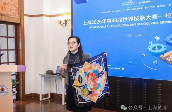冯燕飞校长向来宾们介绍校学生设计的丝巾作品.png