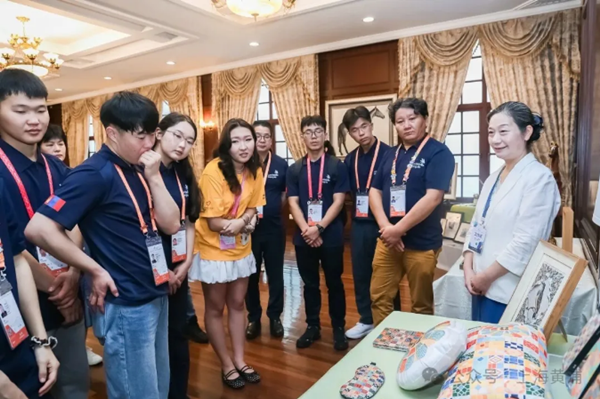 代表团在专业作品展示区参观.png