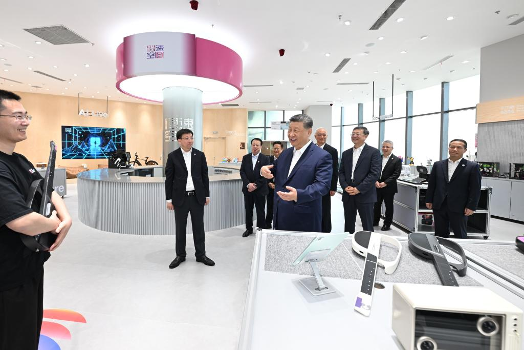 　29日、上海市徐匯区にある上海「模速空間」大模型創新生態社区（Shanghai Foundation Model Innovation Center、SMC）の人工知能（AI）製品体験店を視察する習近平氏（中央）.png