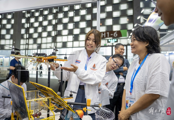 泰国的中学生展示发明科技成果.png 泰国的中学生展示发明科技成果.png