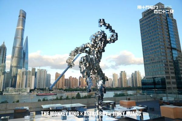 孫悟空とアトム、外灘で出会った！