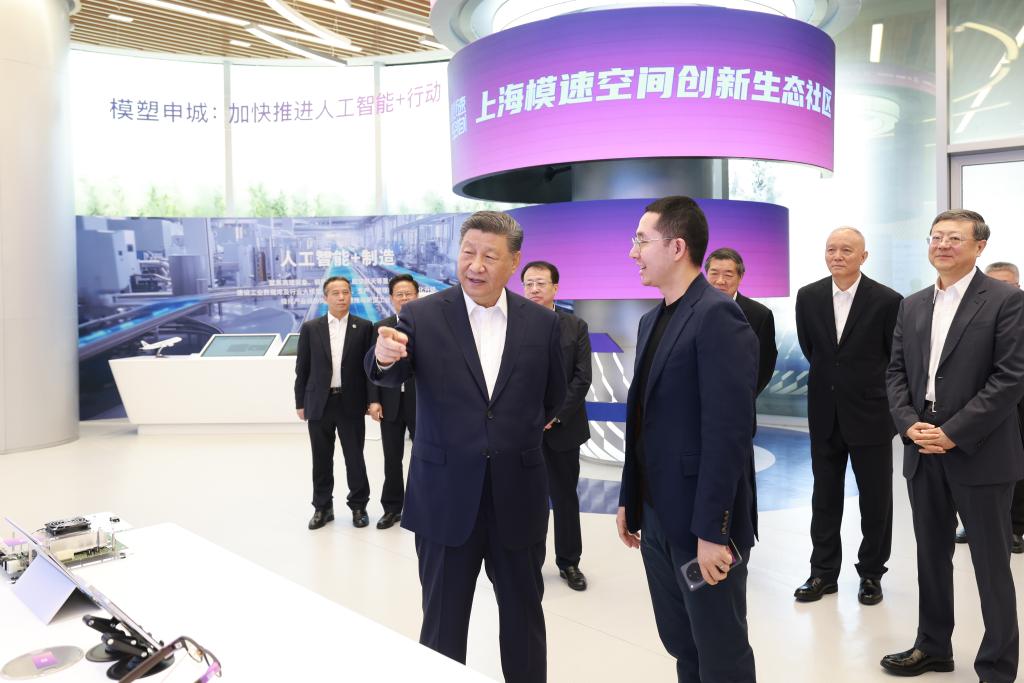 29日、上海市徐匯区にある上海「模速空間」大模型創新生態社区（Shanghai Foundation Model Innovation Center、SMC）で、大型モデル製品の展示を見る習近平氏.jpeg