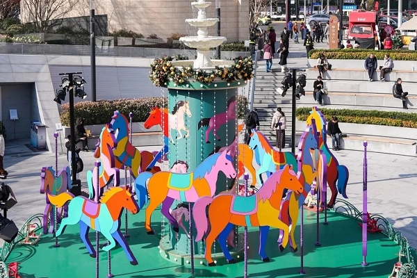 午年テーマの装飾が上海の街角に続々登場　新春ムード満載