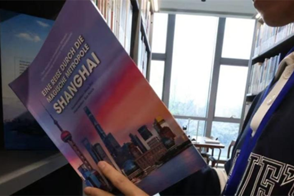 7言語版「魅力ある魔都『上海』観光」ガイドブック、上海観光情報を提供