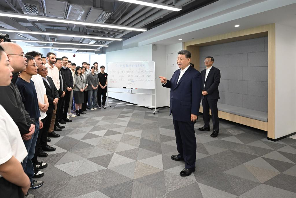 29日、上海市徐匯区にある上海「模速空間」大模型創新生態社区（Shanghai Foundation Model Innovation Center、SMC）で、「次世代知的エージェントの自主進化」をテーマとしたサロンに参加した若手イノベーション人材らと親しく交流する習近平氏.png
