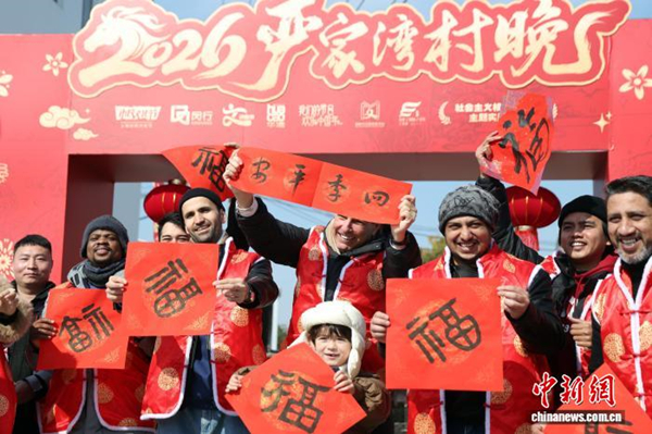 外国人参加春节活动.jpg