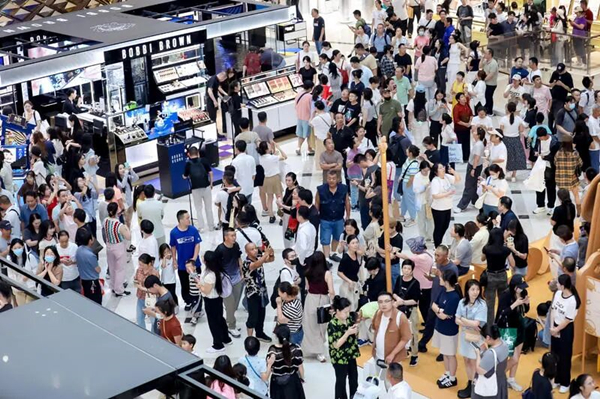 「訪れたい買いたい」——外国人観光客が連休中に上海・南京路を満喫