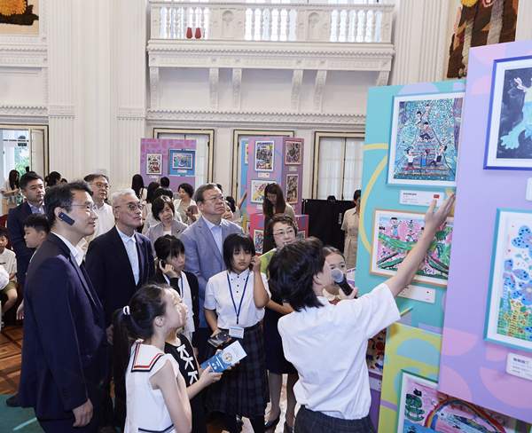 展覧会鑑賞.jpg