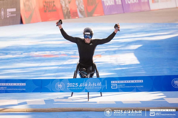 罗兴传在 2025 年上海马拉松轮椅竞速轮椅项目中夺得男子组第一名.png