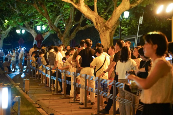 夜排等待入场的观众.png