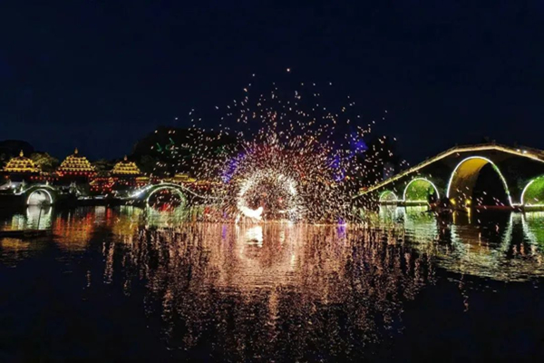 上海閔行の「水面打鉄花ショー」、日本観光視察団を魅了