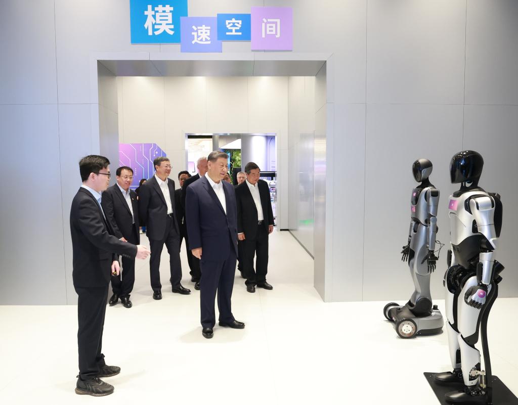 29日、上海市徐匯区にある上海「模速空間」大模型創新生態社区（Shanghai Foundation Model Innovation Center、SMC）で、技術の研究開発と企業の生産・経営状況について説明を受ける習近平氏（中央）.jpg