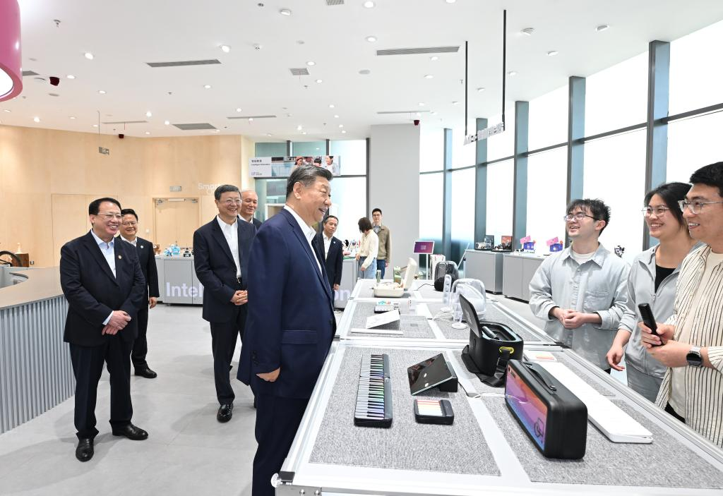 　29日、上海市徐匯区にある上海「模速空間」大模型創新生態社区（Shanghai Foundation Model Innovation Center、SMC）の人工知能（AI）製品体験店を視察する習近平氏（左手前）.png