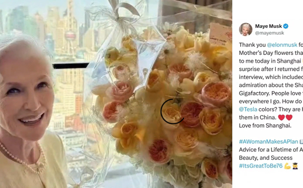 マスクの母、上海で写真を投稿「息子から花束が届く」