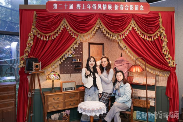 市民在展览现场的裁缝店场景合影留念.png