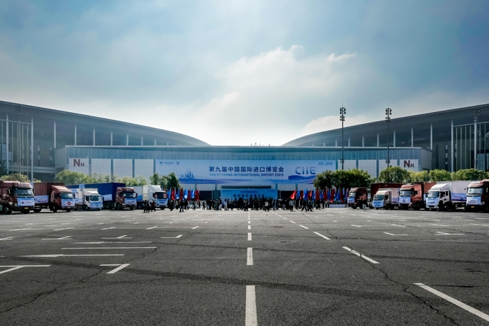 第9回輸入博の展示品第1陣が会場に搬入　会場設営が本格化