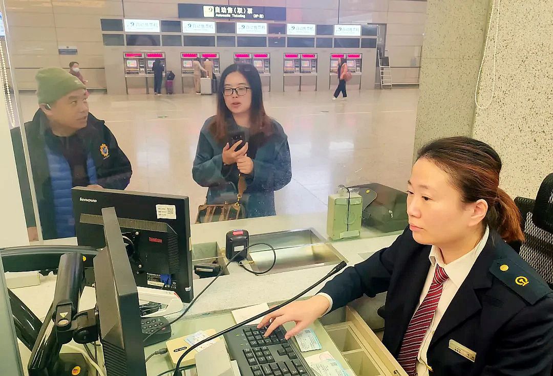 驚きの操作スピードに流暢な英語、上海虹橋駅切符売り場の駅員がネットで大注目