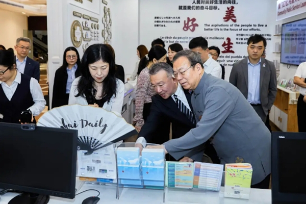 会前参观.jpg