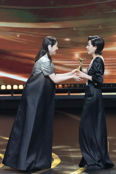 长泽雅美为万茜颁发奖杯.png 长泽雅美为万茜颁发奖杯.png