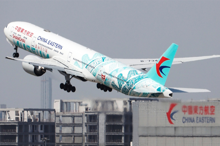 「上博号」特別塗装機のテーマフライトが開始　乗客に空中博物館ツアーを