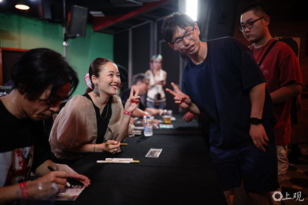 演出后的签售活动.png 演出后的签售活动.png