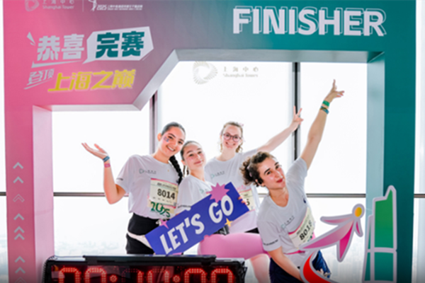 国内外の選手が上海タワー・タワーランニング・ウーマンチャレンジに集結