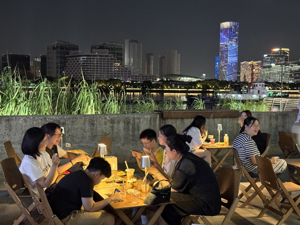 西岸梦中心夜间沿江.png
