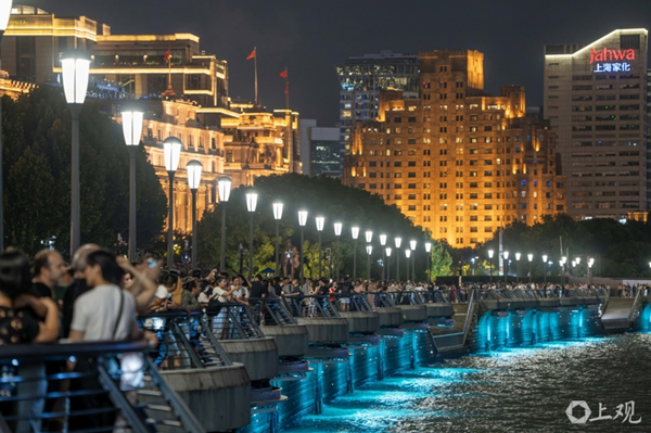 海内外游客 驻足.jpg