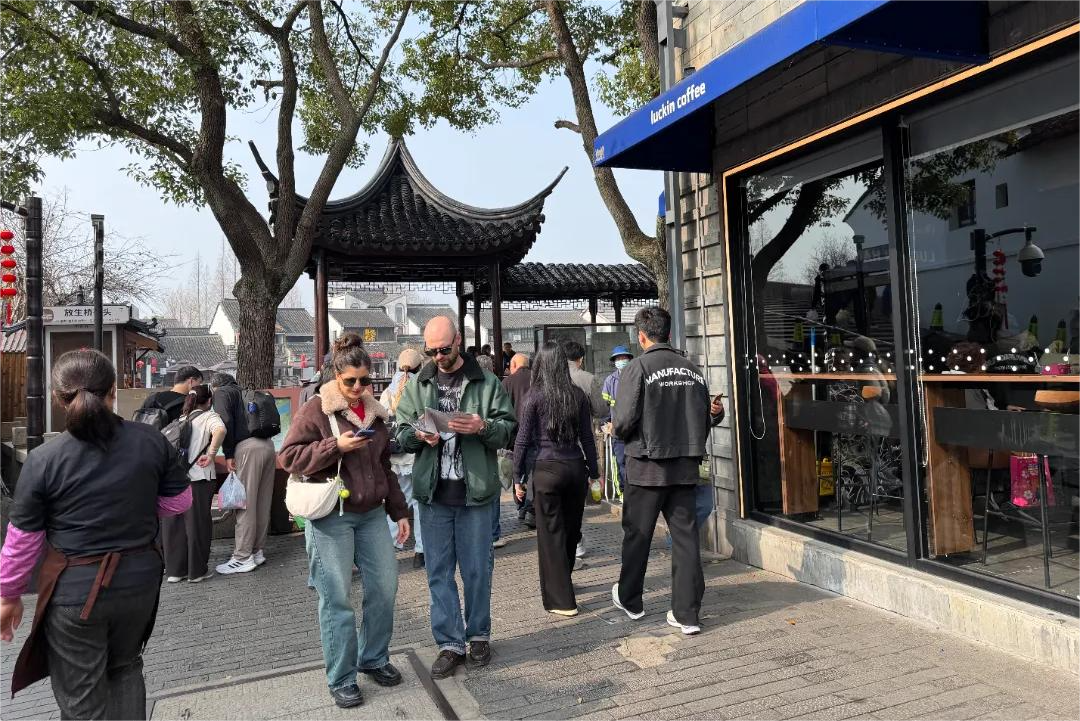 上海・朱家角古鎮に外国人観光客殺到