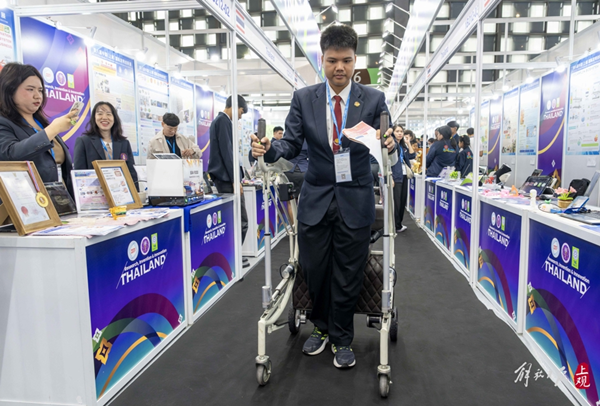 泰国学生正在展示为行动不便人群研发的智能助力轮椅.png 泰国学生正在展示为行动不便人群研发的智能助力轮椅.png