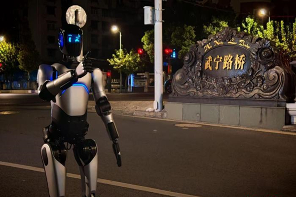 「上海製」人型ロボットが歩行距離のギネス記録を更新