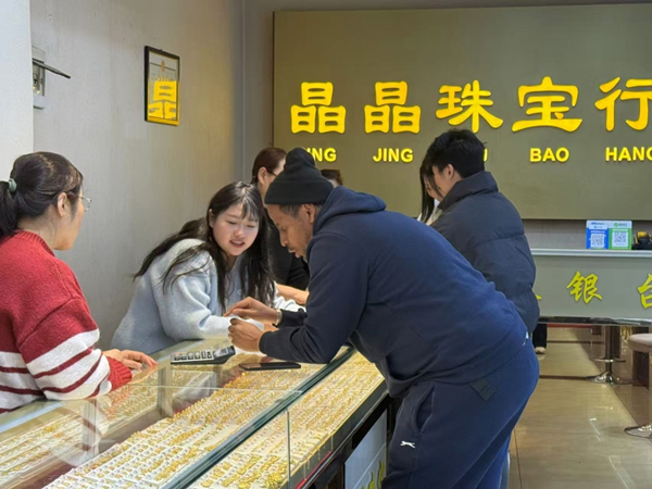 一名外国游客正在选购黄金饰品.png